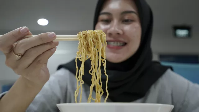 Ketagihan Makan Mi Instan? Coba Hentikan dengan 3 Cara Ini - GenPI.co BANTEN Ketagihan Makan Mi Instan? Coba Hentikan dengan 3 Cara Ini - GenPI.co BANTEN