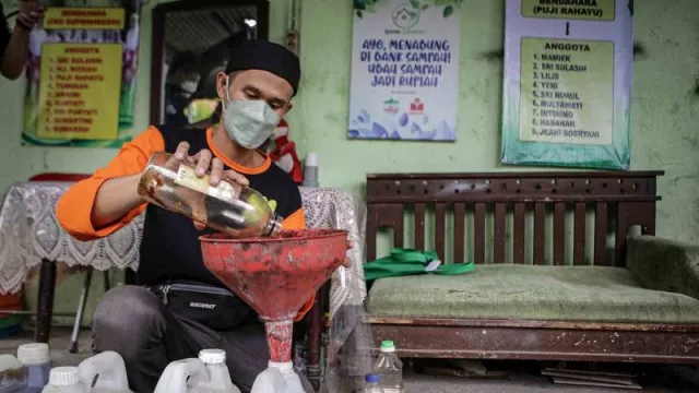 Buang Minyak Goreng Bekas dengan 3 Cara Aman Ini - GenPI.co BANTEN Buang Minyak Goreng Bekas dengan 3 Cara Aman Ini - GenPI.co BANTEN