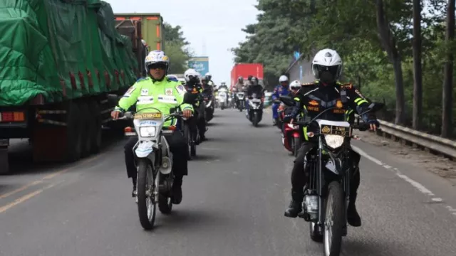 Polisi Batasi Kendaraan Barang yang Lintasi Jalan Arteri Banten Hari Ini - GenPI.co BANTEN