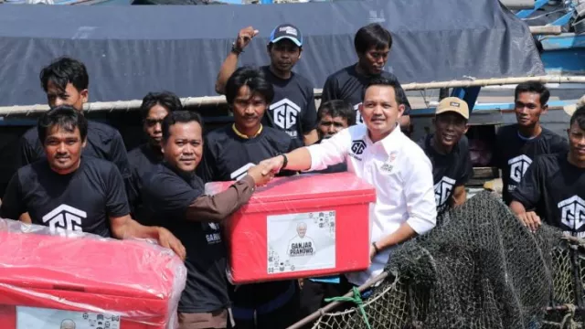 Sukarelawan Gardu Ganjar Beri Bantuan Boks Ikan ke Nelayan di Tangerang - GenPI.co BANTEN