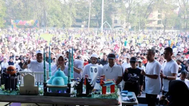 Warga Kota Tangerang Dapat Bagian Kue Berbobot 270 Kilogram - GenPI.co BANTEN