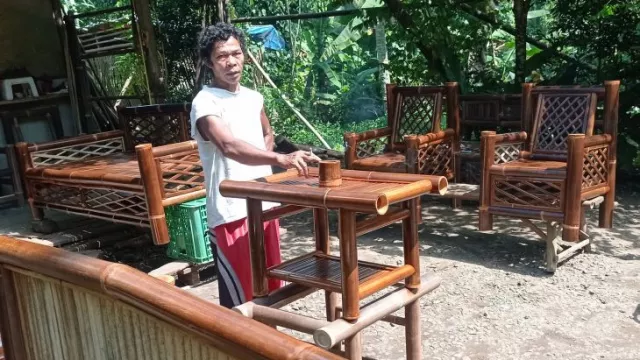 Kebanjiran Orderan, Perajin Mebel Bambu di Lebak Kewalahan - GenPI.co BANTEN