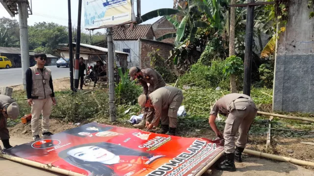 Bawaslu Tertibkan Ribuan APK di Kota Serang Secara Bertahap - GenPI.co BANTEN