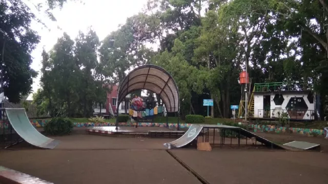 Taman Perdamaian BSD, Tempat Ngadem Legendaris di Serpong - GenPI.co BANTEN