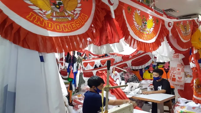 Pedagang Bendera Merah Putih Menangis, Penjualan Lesu - GenPI.co Pedagang Bendera Merah Putih Menangis, Penjualan Lesu - GenPI.co