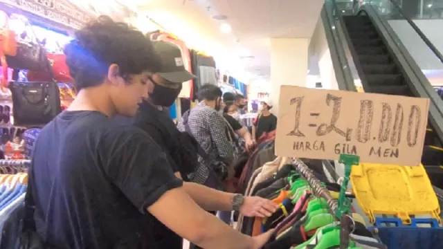 Tren Berburu Baju Bekas di Pasar Senen - GenPI.co