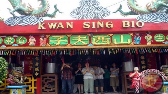 Kelenteng Kwan Sing Bio Tempat Ibadah Tiga Agama - GenPI.co