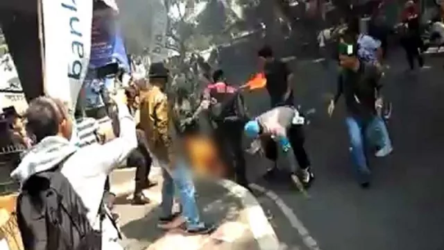 4 Polisi Terbakar Saat Kawal Demo Mahasiswa di Cianjur - GenPI.co