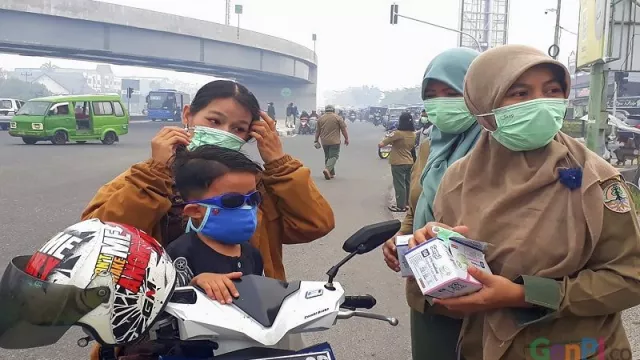 Pekanbaru Dikepung Asap, Ribuan Masker Dibagikan Gratis - GenPI.co