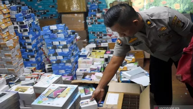 Polisi Bongkar Pabrik Gawai Ilegal Senilai Rp 12 Miliar - GenPI.co Polisi Bongkar Pabrik Gawai Ilegal Senilai Rp 12 Miliar - GenPI.co