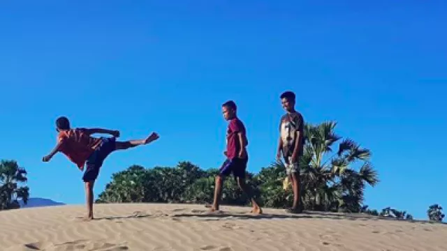 Eksotisme Pantai Oetune, Nggak Kalah dari Padang Pasir Timteng - GenPI.co Eksotisme Pantai Oetune, Nggak Kalah dari Padang Pasir Timteng - GenPI.co