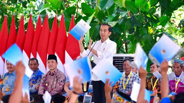 Jokowi Bagikan Tanah Objek Reforma Agraria Pertama di Kalimantan - GenPI.co Jokowi Bagikan Tanah Objek Reforma Agraria Pertama di Kalimantan - GenPI.co
