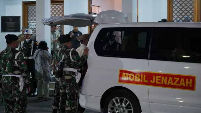 Raungan Sirine Ambulans, Antar Jenazah BJ Habibie ke Rumah Duka - GenPI.co