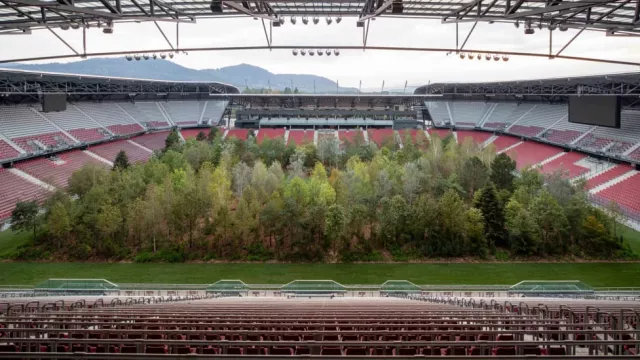 Unik, Lapangan Stadion di Austria ini Tiba-tiba Jadi Hutan - GenPI.co