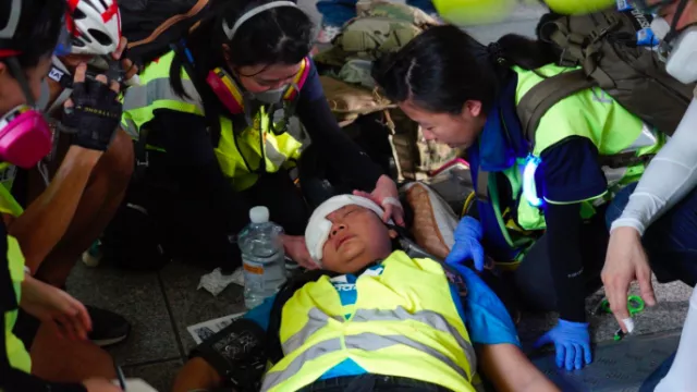 Jurnalis WNI di Hong Kong Tertembak Peluru Karet Saat Liput Aksi - GenPI.co