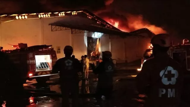Gudang Kapas Pabrik Tekstil Sritex Terbakar - GenPI.co