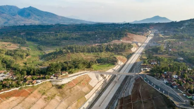 Tol Cisumdawu Berlatar Pegunungan dan Terasering Tuntas Mei 2020 - GenPI.co
