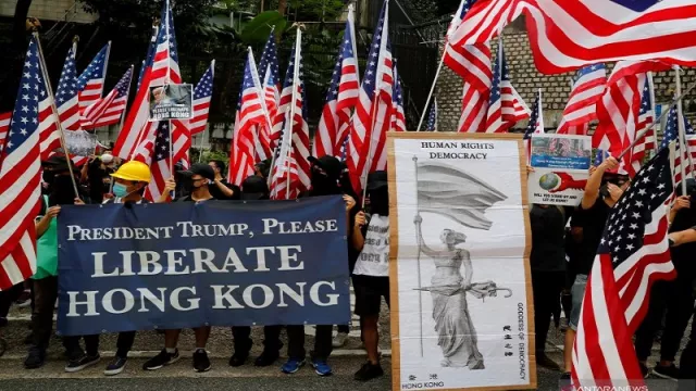 Pengunjuk Rasa Minta Donald Trump Rebut Hong Kong  - GenPI.co