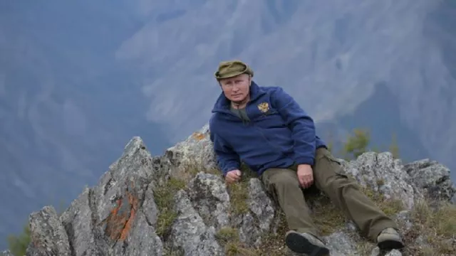 Putin Rayakan Ulang Tahun dengan Mendaki Gunung - GenPI.co Putin Rayakan Ulang Tahun dengan Mendaki Gunung - GenPI.co