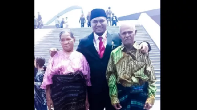 Bawa Orang Tua Saat Dilantik, Anggota DPD RI NTT Ini Love Banget - GenPI.co