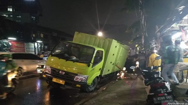Hujan Guyur Jakarta, Mobil Truk Terperosok ke Dalam Lubang - GenPI.co