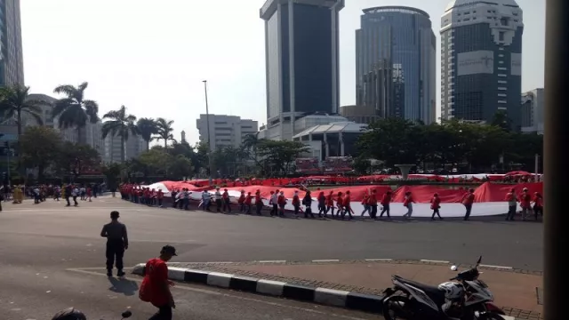 Relawan Jokowi-Ma'ruf Amin Bentangkan Bendera Raksasa di Monas - GenPI.co