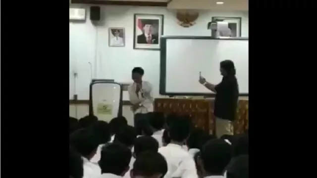 Kocak, Siswa SMA Ini Suaranya Mirip Jokowi - GenPI.co