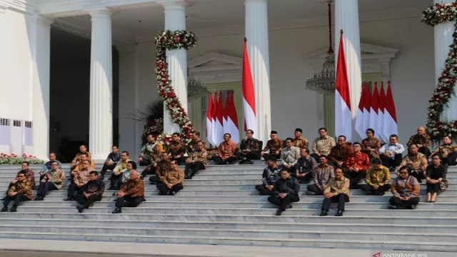 Ini Alasan Jokowi Perkenalkan Menteri di Tangga Istana Merdeka - GenPI.co