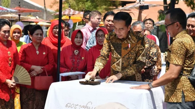 Jokowi: Jadikan Batik Sebagai Jati Diri Bangsa - GenPI.co