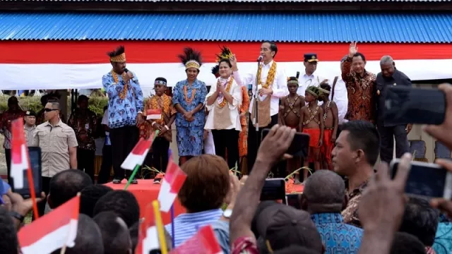 Jokowi Janjikan Akses Jalan Mulus di Arfak Papua Barat - GenPI.co Jokowi Janjikan Akses Jalan Mulus di Arfak Papua Barat - GenPI.co