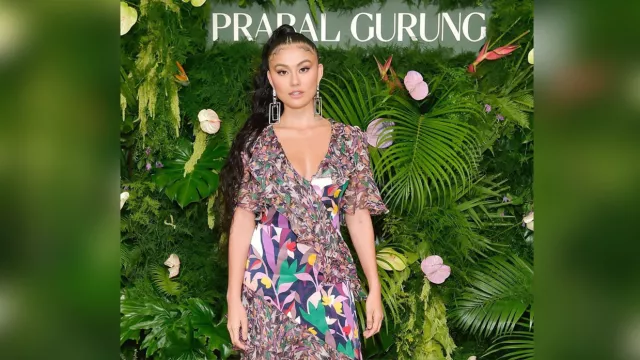 Tampil Feminin, Agnez Mo Pakai Gaun Floral Seharga Rp 34 Juta - GenPI.co