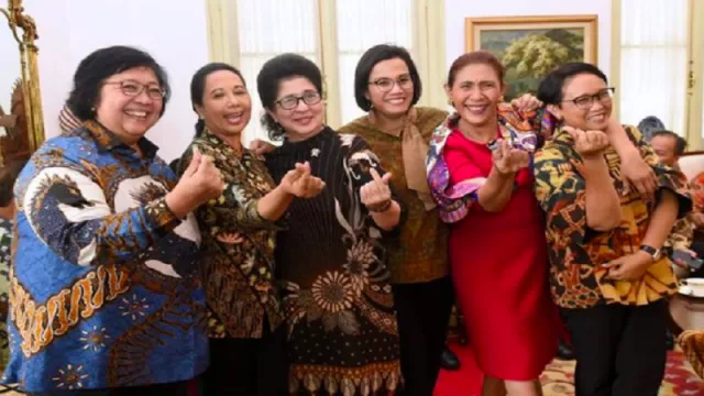 Lucunya Para Ibu Menteri Berpose Simbol Cinta ala Korea - GenPI.co Lucunya Para Ibu Menteri Berpose Simbol Cinta ala Korea - GenPI.co