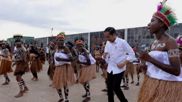 Berkunjung ke Kaimana, Papua, Jokowi Menari Bersama Warga - GenPI.co