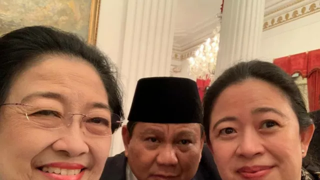 Foto Bareng, Prabowo Nyempil di Antara Megawati dan Puan - GenPI.co