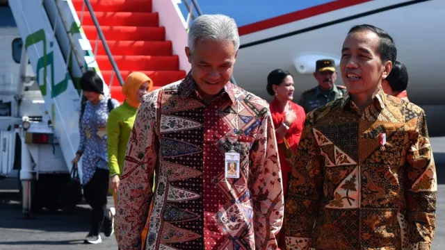 Kerennya Ganjar dan Jokowi Pakai Batik di Hari Batik Nasional - GenPI.co