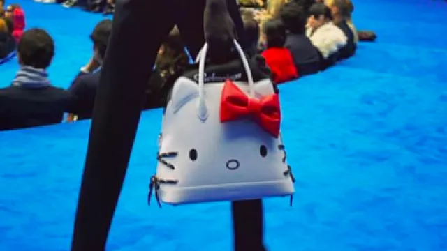Balenciaga Rilis Tas Pria Bergambar Hello Kitty, Mau Pakai? - GenPI.co