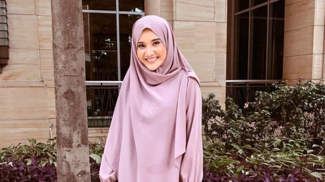 Ukhti, Gaya Hijab Zaskia Sungkar Bisa Banget Ditiru, Lho - GenPI.co