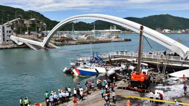 Jembatan di Taiwan Roboh, 7 WNI Jadi Korban - GenPI.co