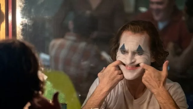 Totalitas Tanpa Batas, Demi Joker, Phoenix Belajar Make Up - GenPI.co