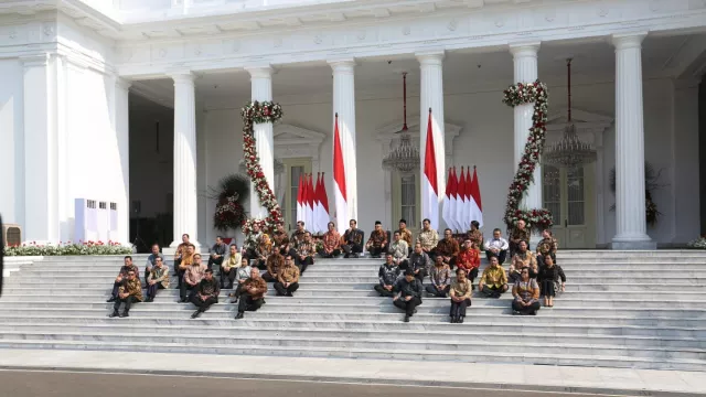 Woles Banget, Jokowi dan Menteri Kabinet Indonesia Maju Lesehan - GenPI.co