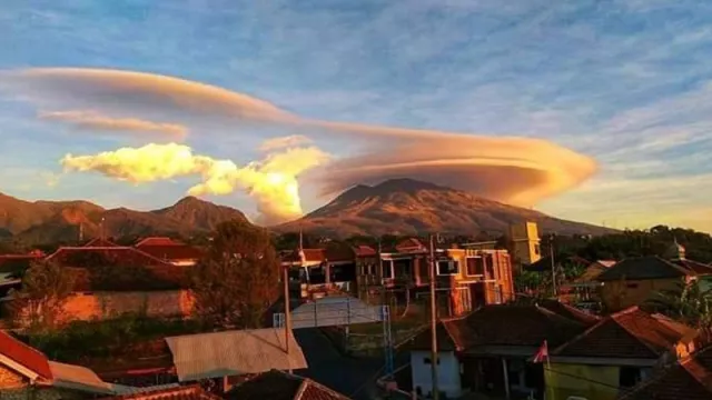 Viral! Gunung Lawu Kamis Pagi Kembali Bertopi - GenPI.co