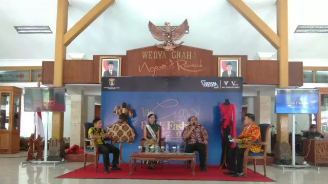 Ada Batik 'Perkawinan' Tengah-Timur di Ngawi Batik Fashion 2019 - GenPI.co