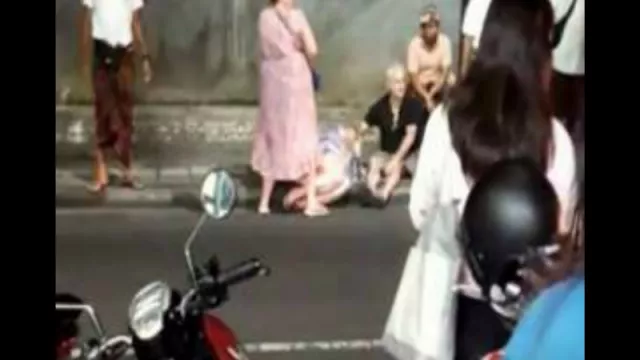Sampai Patah Tulang, Bule Australia Jadi Korban Jambret di Bali - GenPI.co Sampai Patah Tulang, Bule Australia Jadi Korban Jambret di Bali - GenPI.co