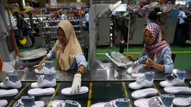UMP Naik, Industri Sepatu Bakal Makin Ngos-ngosan Saingi Vietnam - GenPI.co