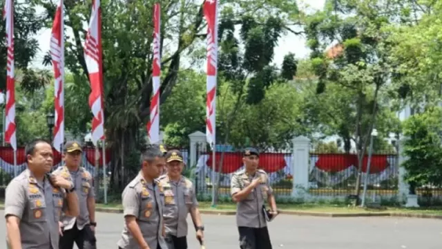 2 Keanehan Kapolri Tito Karnavian saat Menghadap Jokowi - GenPI.co