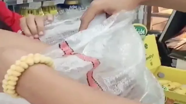 Viral! Belanja Pakai Karung di Minimarket, Netizen Beri Pujian - GenPI.co