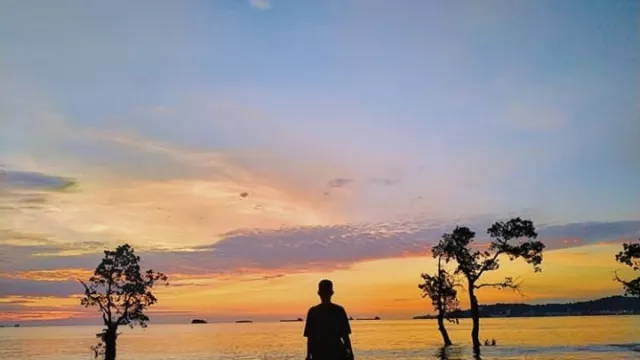 Senja yang Syahdu di Pantai Nirwana, Sumbar - GenPI.co