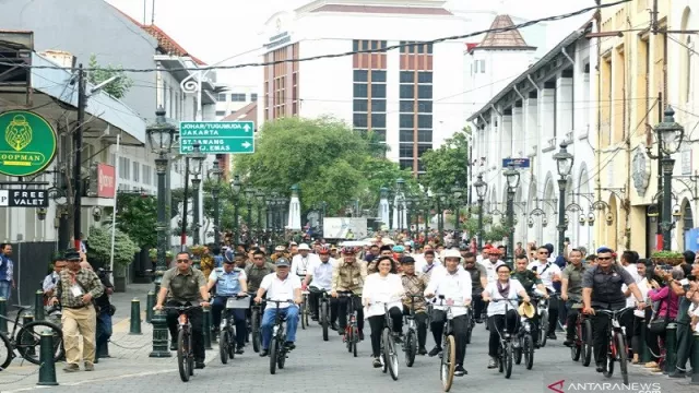 Jokowi dan 2 Wanita Hebat Naik Sepeda Kunjungi Kota Lama Semarang - GenPI.co