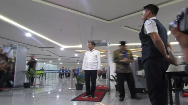 Jokowi Diperiksa Pakai Detektor Logam di Bandara Syamsudin Noor - GenPI.co