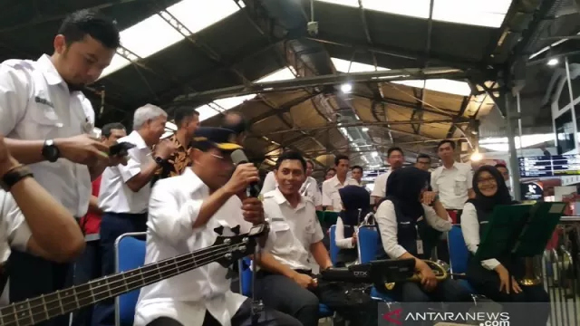 Menhub Budi Karya Ngamen di Stasiun Tugu Yogyakarta - GenPI.co